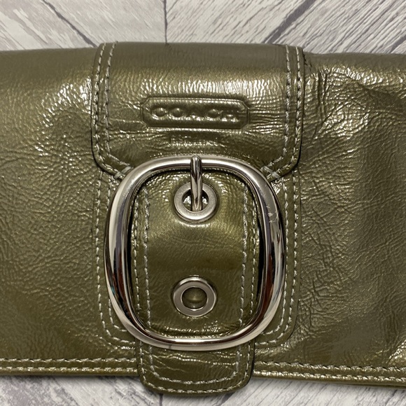 COACH PATENT WRISTLET BAG OLIVE COLOR MULTIPLE COMPARTMENTS - Picture 2 of 12